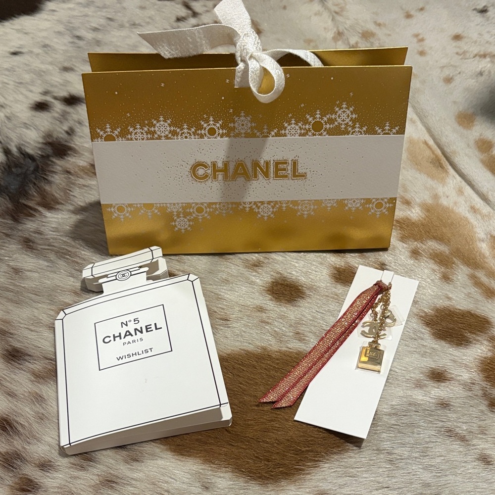 CHANEL Gold Gift Bag 🎄Chanel No5 Paris Wishlist pad of paper & gold purse charm